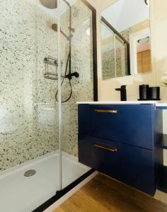 Koupelna v ubytování LOFTY NAD WARTĄ Apartament FREE PARKING
