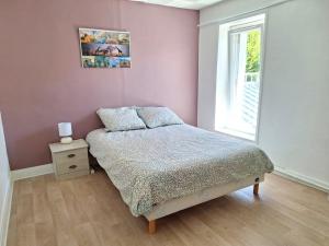 een kleine slaapkamer met een bed en een raam bij La Maison Douessine - Hyper Centre Doué La Fontaine - WIFI gratuit -Proche Bioparc Zoo in Doué-la-Fontaine