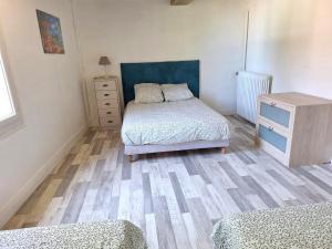 een slaapkamer met twee bedden en een ladekast bij La Maison Douessine - Hyper Centre Doué La Fontaine - WIFI gratuit -Proche Bioparc Zoo in Doué-la-Fontaine