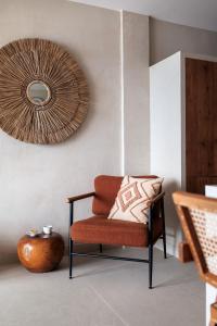 een stoel met een kussen op de kamer bij Bahía Apartments in Icod de los Vinos +172 foto's