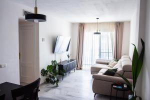 Televisyen dan/atau pusat hiburan di Modern apartment next to the beach and golf course