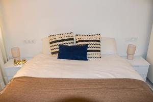 Katil atau katil-katil dalam bilik di Modern apartment next to the beach and golf course +5 gambar