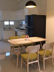 台東市的住宿－日安，巴黎，厨房里配有一张木桌和椅子