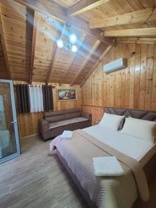 Postel nebo postele na pokoji v ubytování Guest House Argjiro Castle
