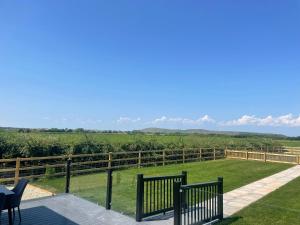 布里恩Flatholm的房屋甲板上设有围栏,享有风景