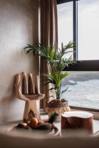 een tafel met een plant en een houten snijplank bij Bahía Apartments in Icod de los Vinos