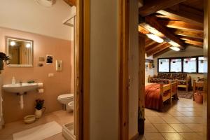 A bathroom at Rifugio Lou Lindal Még 37 kép