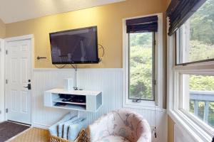 un soggiorno con una TV a parete di Condo 912 at North Creek Resort a Blue Mountains