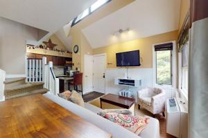 un soggiorno con un divano e una TV di Condo 912 at North Creek Resort a Blue Mountains