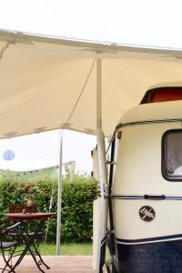 Фотография из галереи Oma Edda - Glamping in kultigem Wohnwagen auf Camping Seeblick в городе Нойштадт-ин-Хольштайн +14 фотографий