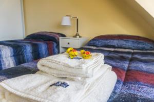 two towels sitting on top of a bed at Gente del Sur - Odino in Ushuaia