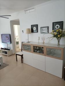 アギラスにあるApartamento Hornilloのリビングルーム(水槽付きカウンター付)