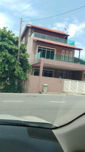 una casa sul lato di una strada con una macchina di Tanjung bungah double story house for 18 people a Tanjung Bungah