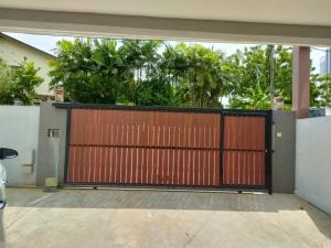 una porta del garage con un cancello rosso di Tanjung bungah double story house for 18 people a Tanjung Bungah
