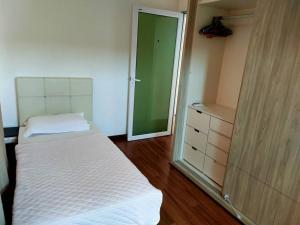 una camera con due letti e un armadio con specchio di Tanjung bungah double story house for 18 people a Tanjung Bungah