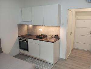 Dapur atau dapur kecil di Studio Lara