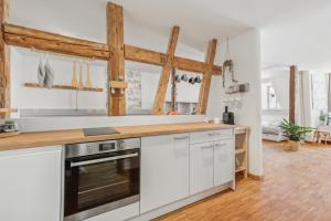 Kuchyň nebo kuchyňský kout v ubytování Loft über den Dächern Coburgs, Parkplatz