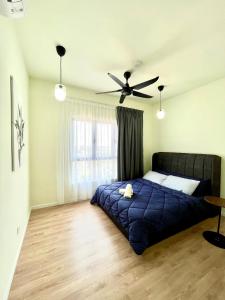 a bedroom with a bed and a ceiling fan at Cozy Damai Dian Residency Seksyen 13, Stadium, MSU, AEON in Shah Alam +10 photos