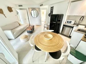 Kuchyň nebo kuchyňský kout v ubytování Caramel Cookie con Piscina, Doble terraza, Parking y WIFI