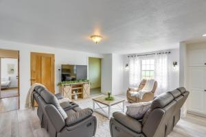 Una sala de estar con dos sofás y un televisor. en Ohio Farmhouse Retreat with Fire Pit and Patio, en Monroeville