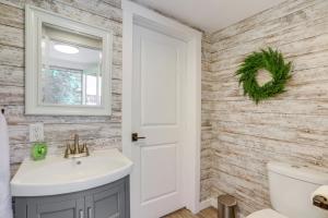 Un baño con un lavabo blanco y un espejo. en Ohio Farmhouse Retreat with Fire Pit and Patio, en Monroeville 19 fotos más