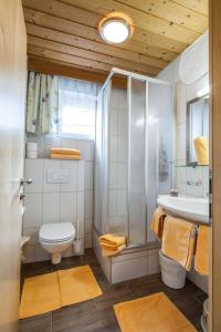 łazienka z toaletą, prysznicem i umywalką w obiekcie Kinderhotel Stefan w mieście Wenns