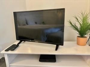 TV a/nebo společenská místnost v ubytování Logement paisible jacuzzi jardin privatif climatisation