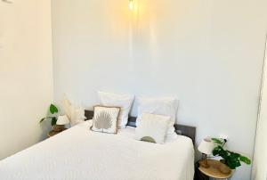 Letto o letti in una camera di Logement paisible jacuzzi jardin privatif climatisation