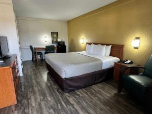 Postel nebo postele na pokoji v ubytování Quality Inn Nacogdoches Near University
