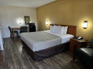 Postel nebo postele na pokoji v ubytování Quality Inn Nacogdoches Near University