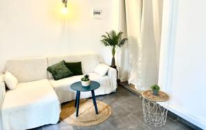 Area soggiorno di Logement paisible jacuzzi jardin privatif climatisation