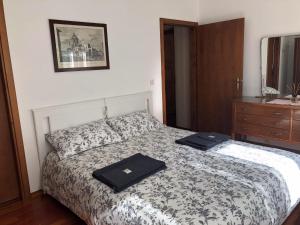 une chambre avec un lit avec une commode et un dossier noir dans l'établissement VILLA ADA (Val di Sole, Cogolo di Peio), à Cogolo