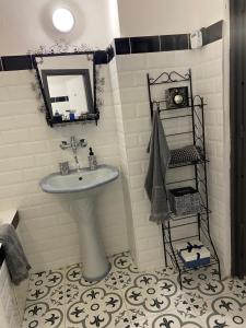 un baño con lavabo y espejo en Apartman Modrý dom, en Levoča 22 fotos más