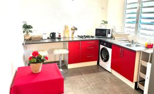 Cucina o angolo cottura di Logement paisible jacuzzi jardin privatif climatisation