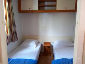 Postel nebo postele na pokoji v ubytování Mobilhome Les volets bleus