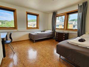 ヴェネスラにあるTwin room 204 near Kristiansandのベッドルーム1室(ベッド2台、デスク、窓付)