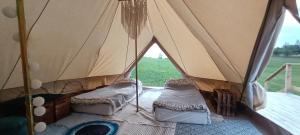 Miła Łąka Glamping客房内的一张或多张床位