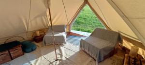 Miła Łąka Glamping的休息区