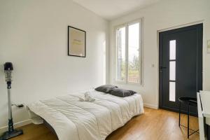 Ένα ή περισσότερα κρεβάτια σε δωμάτιο στο Maison au calme pour 4 pers avec parking a 5 min du métro L7