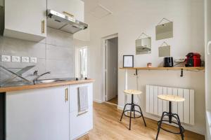 Η κουζίνα ή μικρή κουζίνα στο Maison au calme pour 4 pers avec parking a 5 min du métro L7 +5 φωτογραφίες