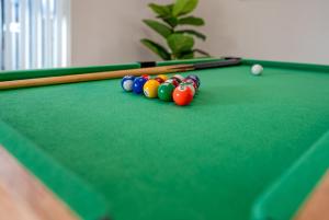 Four Bedrooms Oasis with Heated Pool Private Jacuzzi and Billiards biliárdasztala