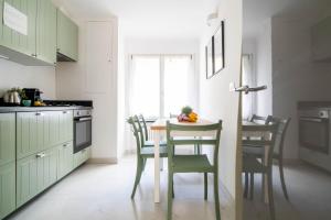 Kuchyň nebo kuchyňský kout v ubytování Ermes by PortofinoHomes