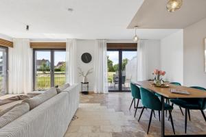 a living room with a couch and a table and chairs at Ferienhaus-Terrassen-Parkplatz in Coburg