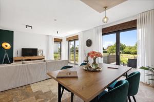 un salon avec une table et un canapé dans l'établissement Ferienhaus-Terrassen-Parkplatz, à Cobourg