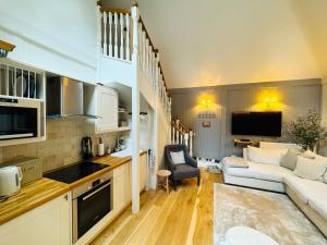 TV a/nebo společenská místnost v ubytování Little Woodside a beautiful New Forest self contained private luxury annexe