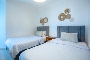 A bed or beds in a room at Skyline Premium Properties