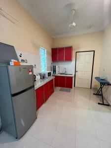 Η κουζίνα ή μικρή κουζίνα στο Homestay Langkawi Guesthouse 3 bedrooms