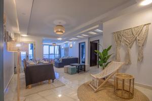 A seating area at Skyline Premium Properties