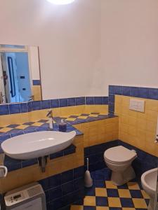 a bathroom with a sink and a toilet at Bilocale vicinissimo 50m mare in Levanto +6 photos