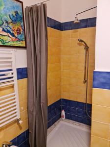 a bathroom with a shower with a tub at Bilocale vicinissimo 50m mare in Levanto